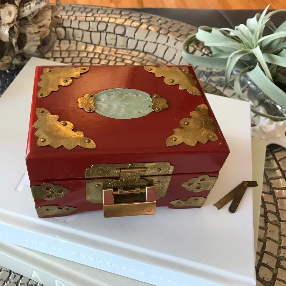VINTAGE RED CHINESE JEWELRY BOX WITH LOCK & KEY